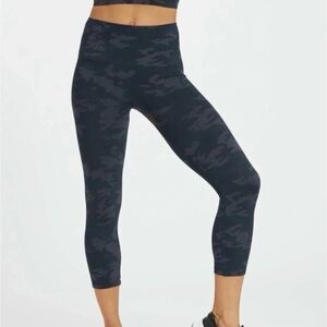 SPANX Look At Me Now Seamless Camo Cropped Leggings Black